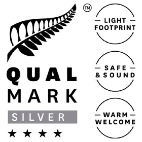 Plateau Lodge Qualmark log