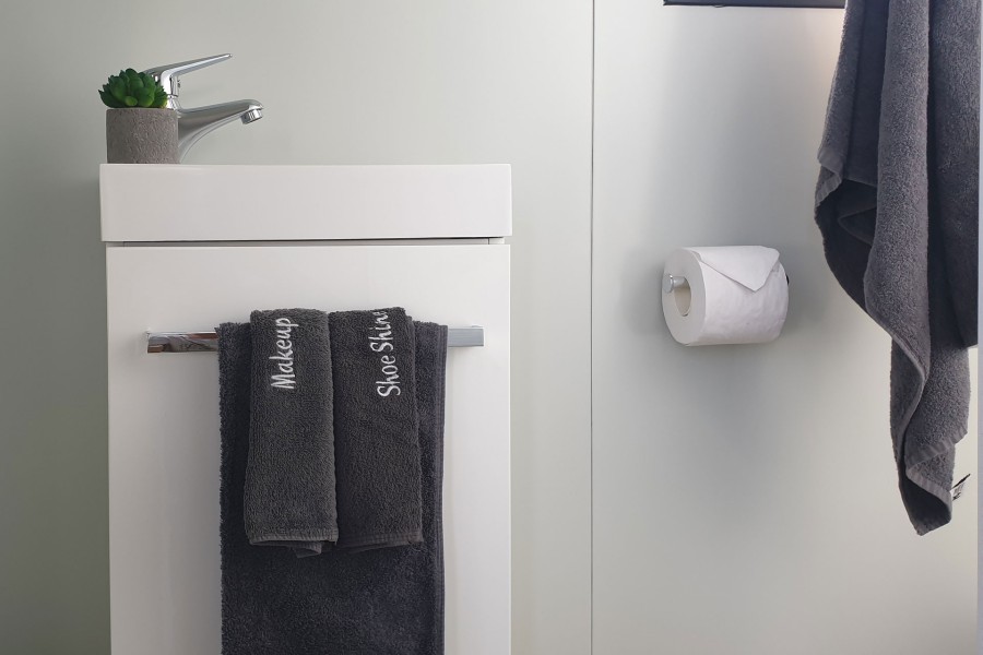 Plateau Lodge studio pod, bathroom