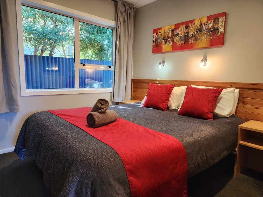 Plateau Lodge 2 bedroom apartment, queen bed