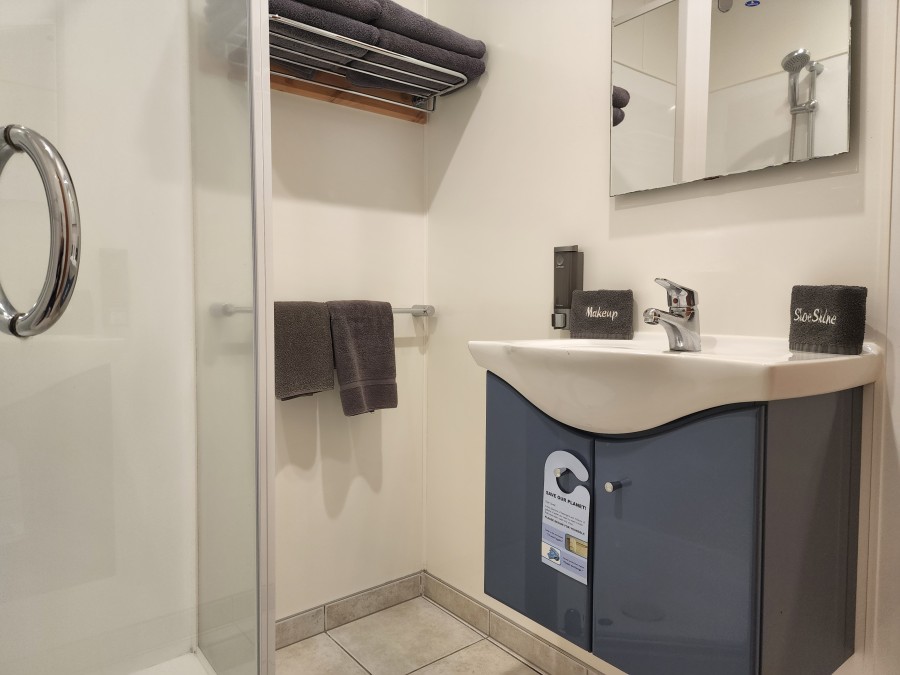 Plateau Lodge 2 bedroom apartment, bathroom