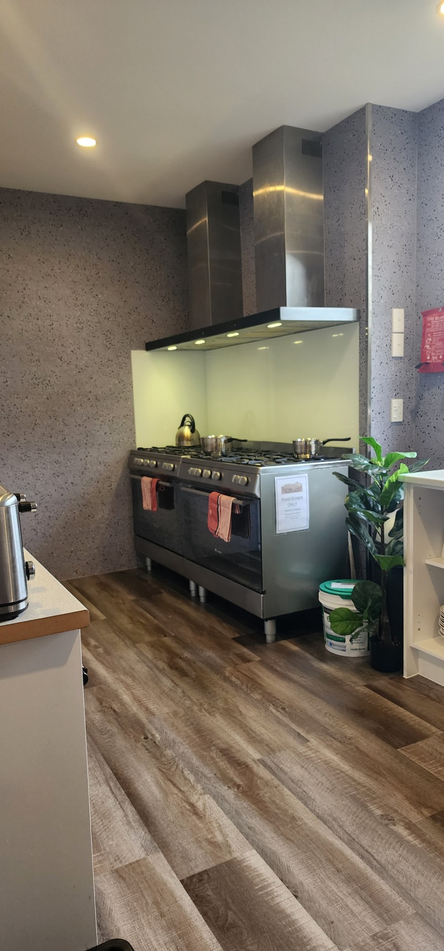 Plateau Lodge communal Kitchen