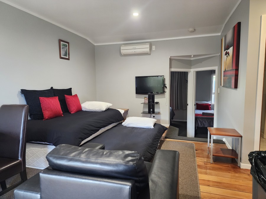 Plateau Lodge 2 bedroom apartment, lounge beds